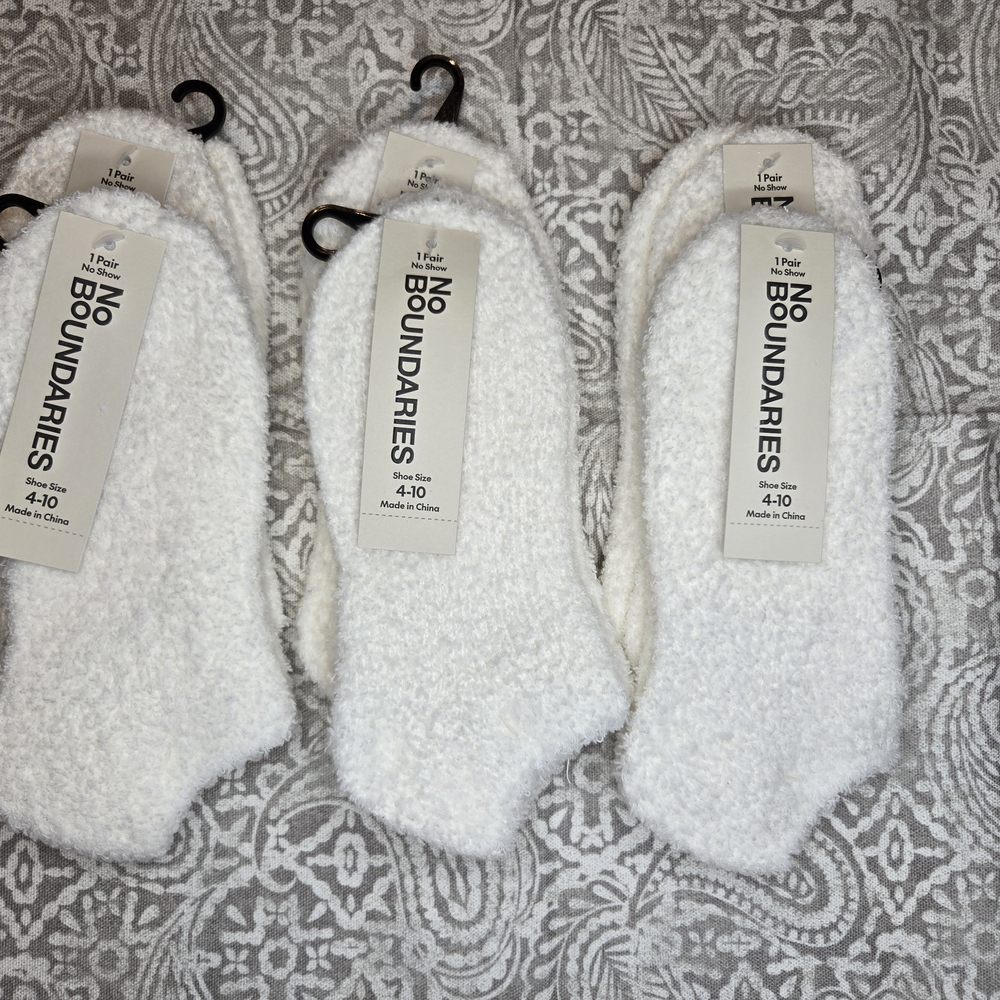 No Boundaries Soft White No-Show Socks